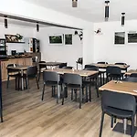 Hotel Terres De France 2*