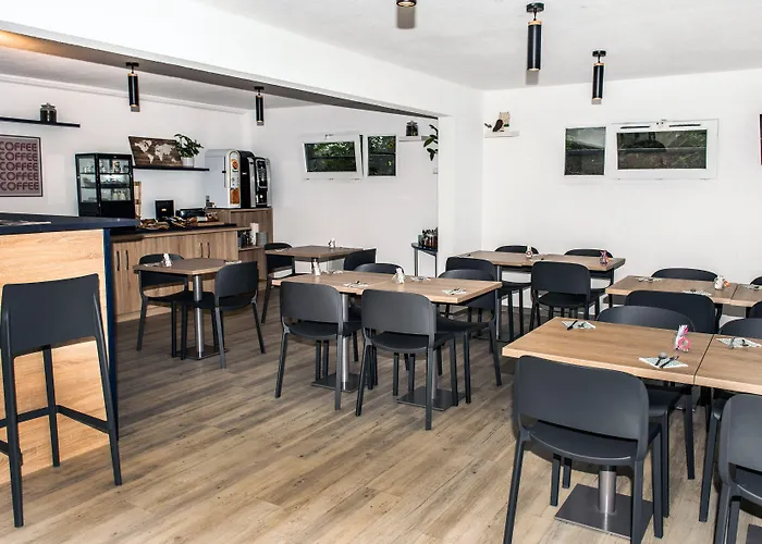 호텔 Terres De France 2*