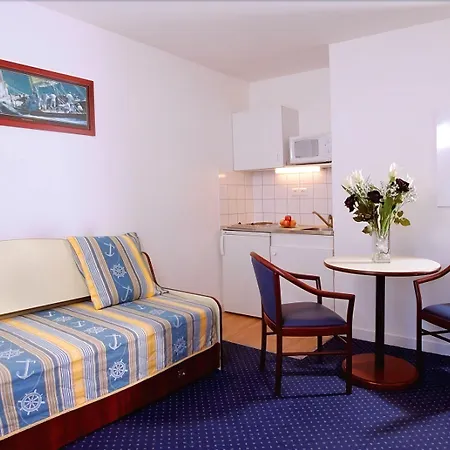 Terres De France 호텔 2*