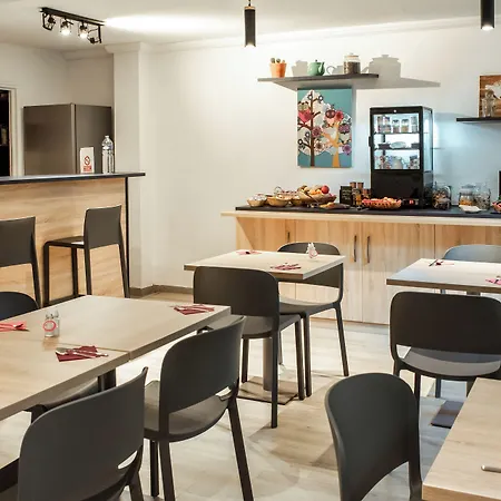 호텔 Terres De France 2*